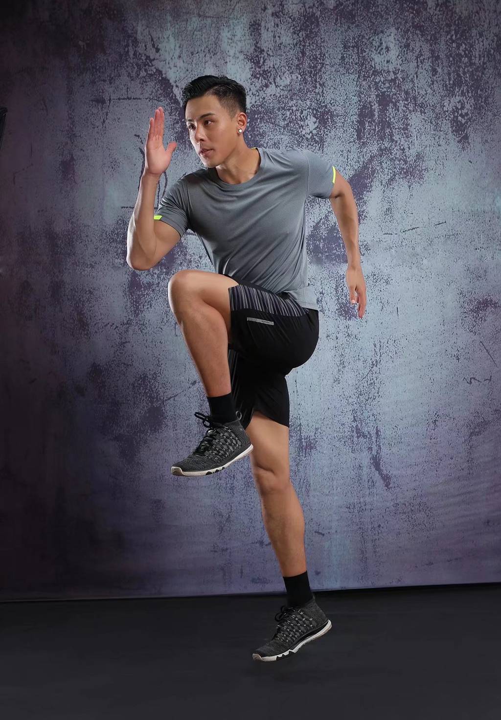 春夏新品 圓領(lǐng)短袖T恤 時(shí)尚運(yùn)動文化衫 深灰色